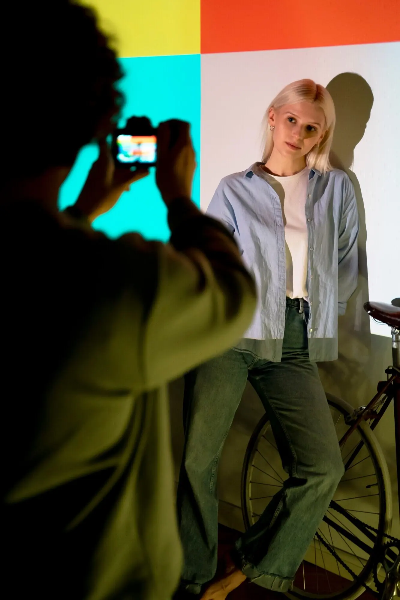 Ein Paar macht Fotos im Licht eines Filmprojektors.