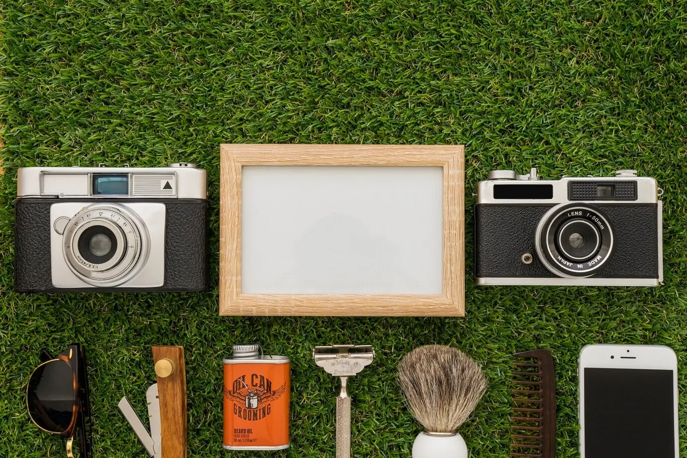 Elemente zum Vatertag auf einer Grasfläche